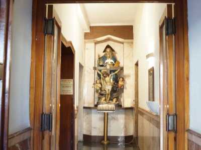 Si sbaglia per�, perch� l�ambiente predetto � in realt� un pronao: un�anticamera, posta in quello che un tempo rappresentava l�atrio del palazzo. Ma la chiesa quindi dov��? Per raggiungerla � necessario accedere a uno stretto e anonimo corridoio
